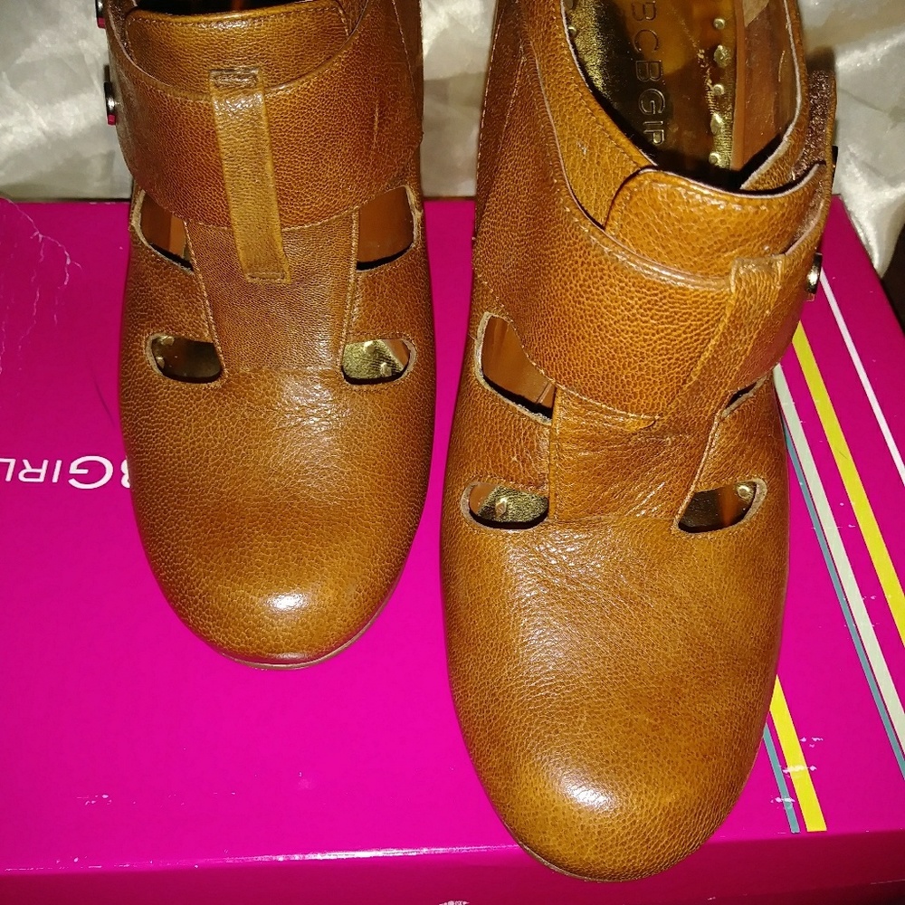 Shoes - Picture 2 of 7